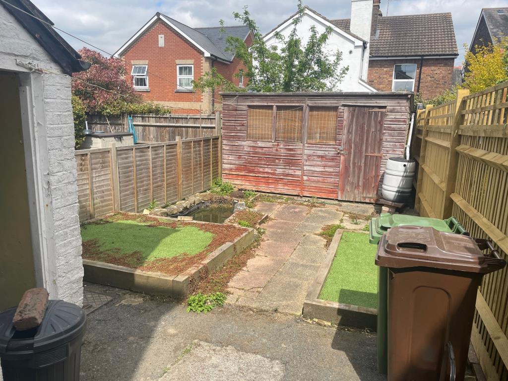 Lot: 26 - END-TERRACE HOUSE FOR IMPROVEMENT -